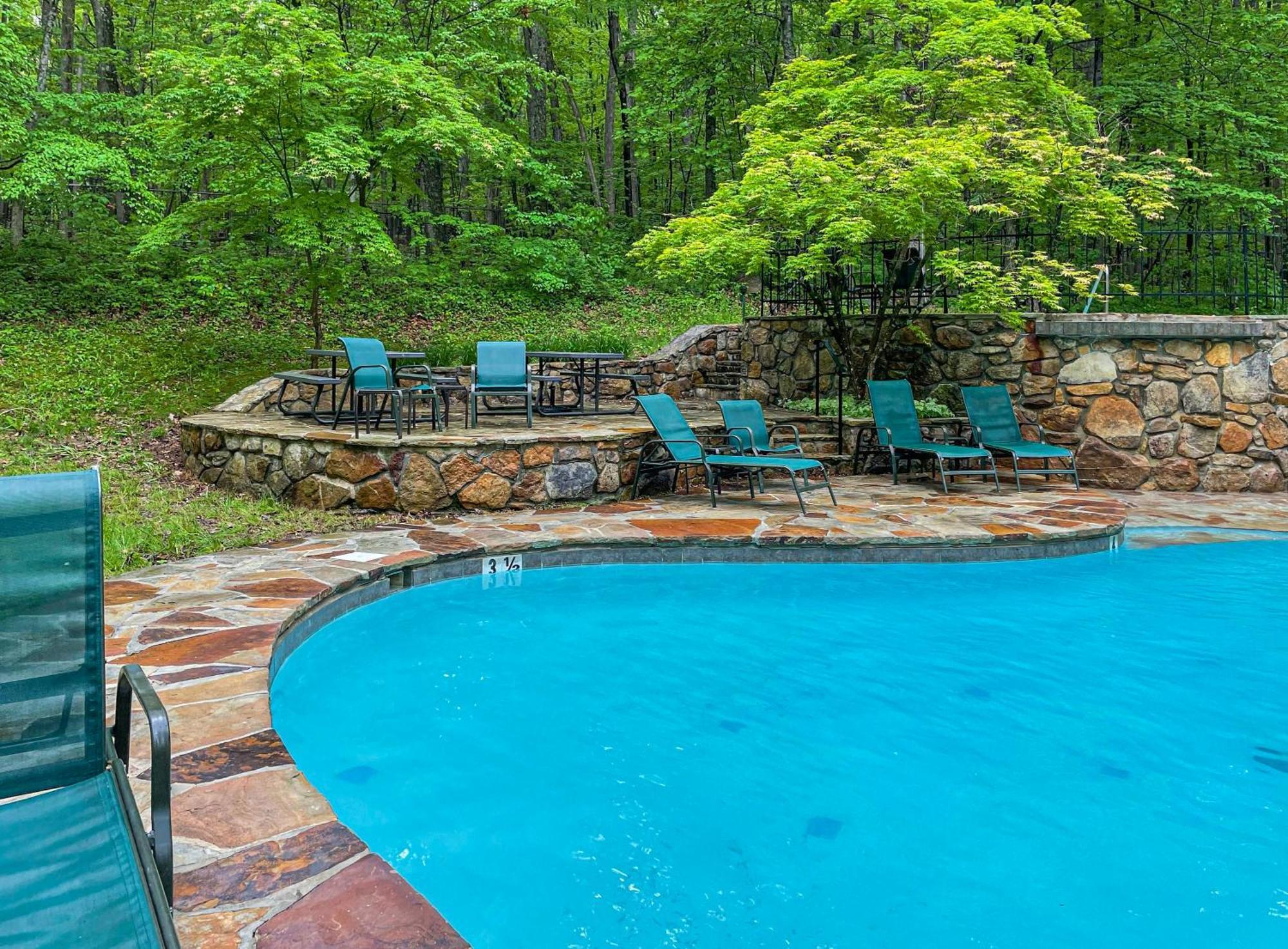 Hot Tub, Community Pool, Grill, Wifi - Huge Cabin! Villa Berkeley Springs Exterior photo